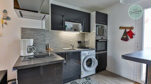 Kühlschrank, Mikrowelle, Ofen, Wasserkocher mit Kaffee-/Teezubehör