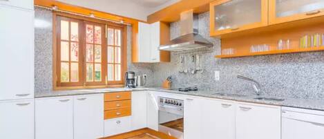 ثلاجة، ميكروويف، فرن، موقد طهي مسطح