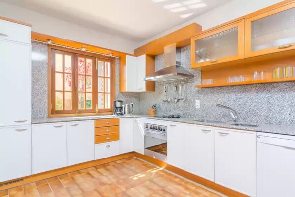 Réfrigérateur, micro-ondes, four, lave-vaisselle