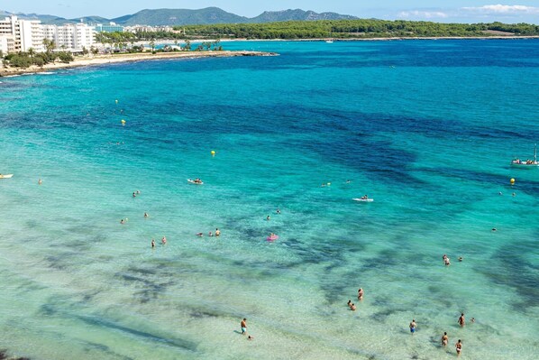 Una spiaggia nelle vicinanze
