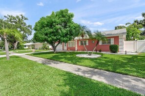 A residential property with a well-maintained lawn, a large tree, and a white fence. - 'Coral Breeze' home Near Siesta Key! Pool (Sarasota)