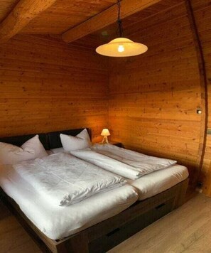 3 bedrooms, travel cot, free WiFi, bed sheets