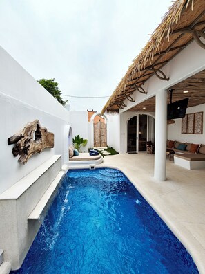 Outdoor pool - Villa KYRA ULuwatu (Ungasan)
