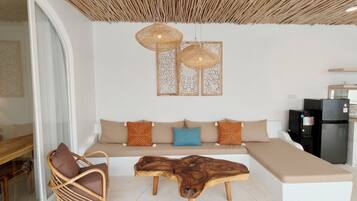 Vila família, 2 quartos, varanda, vista para a piscina | Área de estar | Smart TV 42 polegadas com canais digitais