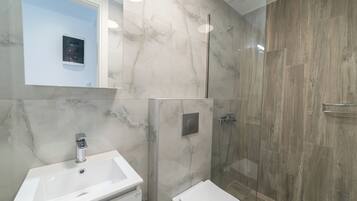 Douche, sĂšche-cheveux, serviettes fournies