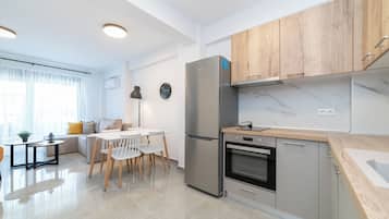 Fridge, oven, stovetop, coffee/tea maker