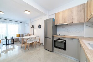 Kühlschrank, Ofen, Herdplatte, Wasserkocher mit Kaffee-/Teezubehör