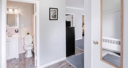 Charming Room w/ Private Bath and Wi-Fi in Brownstown!