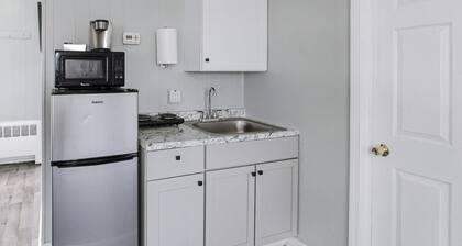 Cozy Room + Private Bath and Wi-Fi in Brownstown