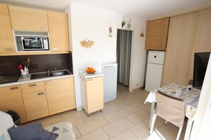 Fridge, microwave, oven, coffee/tea maker