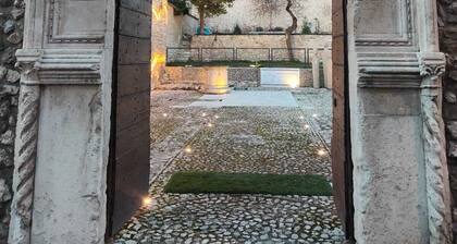 PALAZZO PASCALI suite in the historic center of L'Aquila with garden view