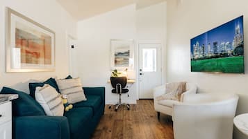 Smart TV, livros, escritórios