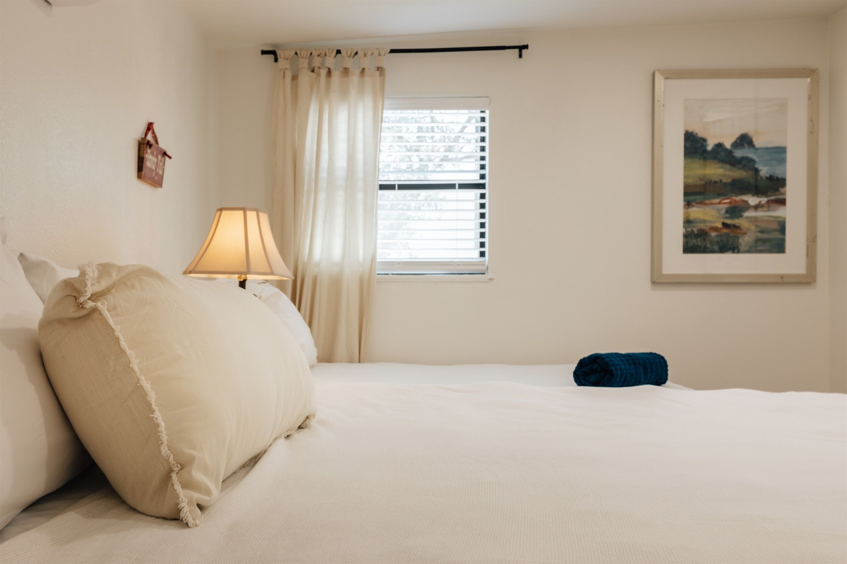 1 chambre, bureau, fer et planche à repasser, lit parapluie