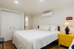 1 chambre, bureau, fer et planche à repasser, lit parapluie