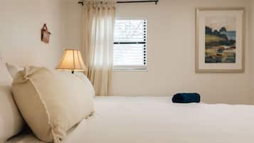 1 habitación, escritorio, tabla de planchar con plancha y cuna de viaje