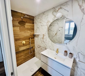 Douche, sèche-cheveux, bidet, serviettes fournies