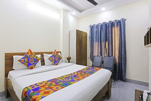 Deluxe Double Room | Desk, laptop workspace, free WiFi, bed sheets - Swastik residency by Twamev (New Delhi)