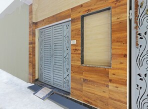 Property entrance - Swastik residency by Twamev (New Delhi)