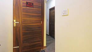 Una puerta de madera con un letrero que indica el tercer piso.