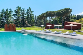 Activities, Balcony / Terrace / Patio, Building Exterior, Garden, Hot Tub, Main Entrance, Spring, Summer