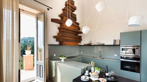 Eine moderne Küche mit Einbauofen, Mikrowelle und Essbereich mit Tisch für zwei Personen.