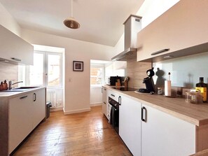 Kühlschrank, Mikrowelle, Ofen, Geschirrspüler