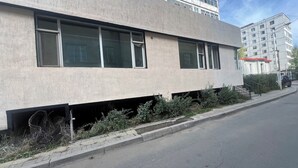 Een modern gebouw met grote ramen en een platte gevel.