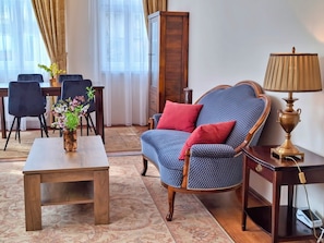 Family Quadruple Room | Living area
