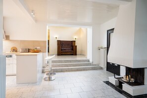 Kühlschrank, Mikrowelle, Ofen, Herdplatte