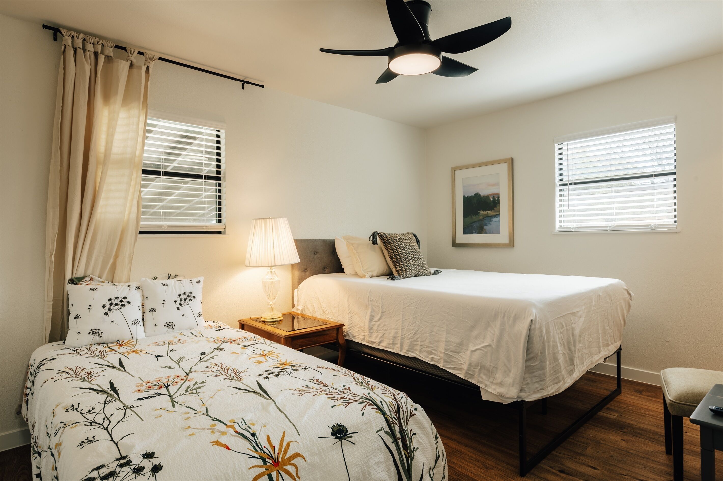 3 soverom, skrivebord, strykejern/-brett og reiseseng for barn