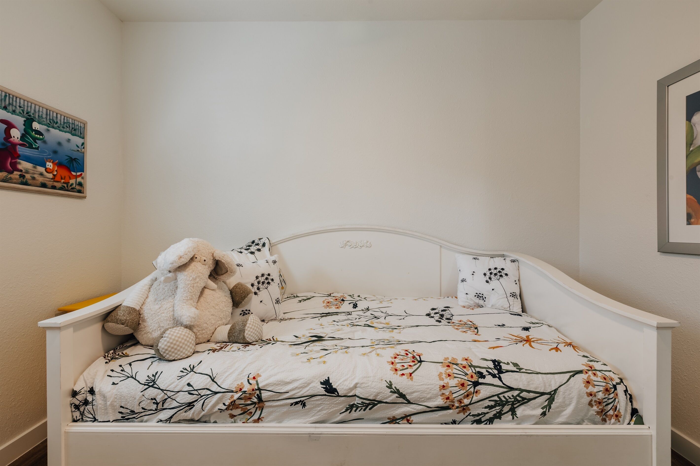 3 slaapkamers, een bureau, een strijkplank/strijkijzer, reisbedje