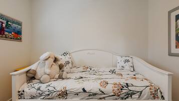 3 slaapkamers, een bureau, een strijkplank/strijkijzer, reisbedje