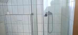 Een douche, handdoeken