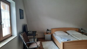 1 bedroom, free WiFi, bed sheets - Room 'Zum Schlossberg' with Mountain View and Balcony (Vogtsburg)