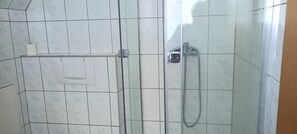 Regadera y toallas 
