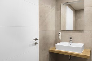 Dusch, hårtork och handdukar