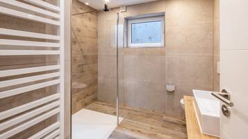 Dusche, Haartrockner, Handtücher