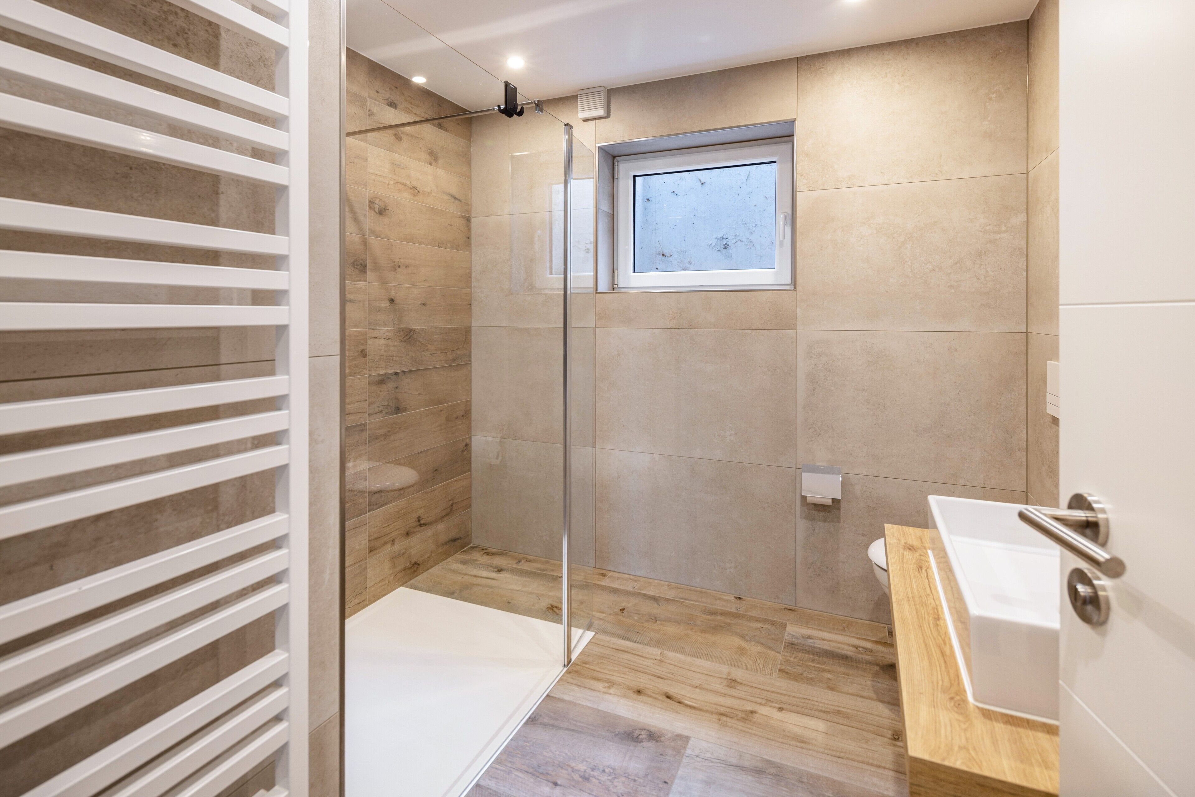 Dusche, Haartrockner, Handtücher