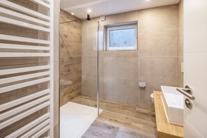 Douche, sèche-cheveux, serviettes fournies