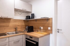Kühlschrank, Ofen, Herdplatte, Wasserkocher mit Kaffee-/Teezubehör