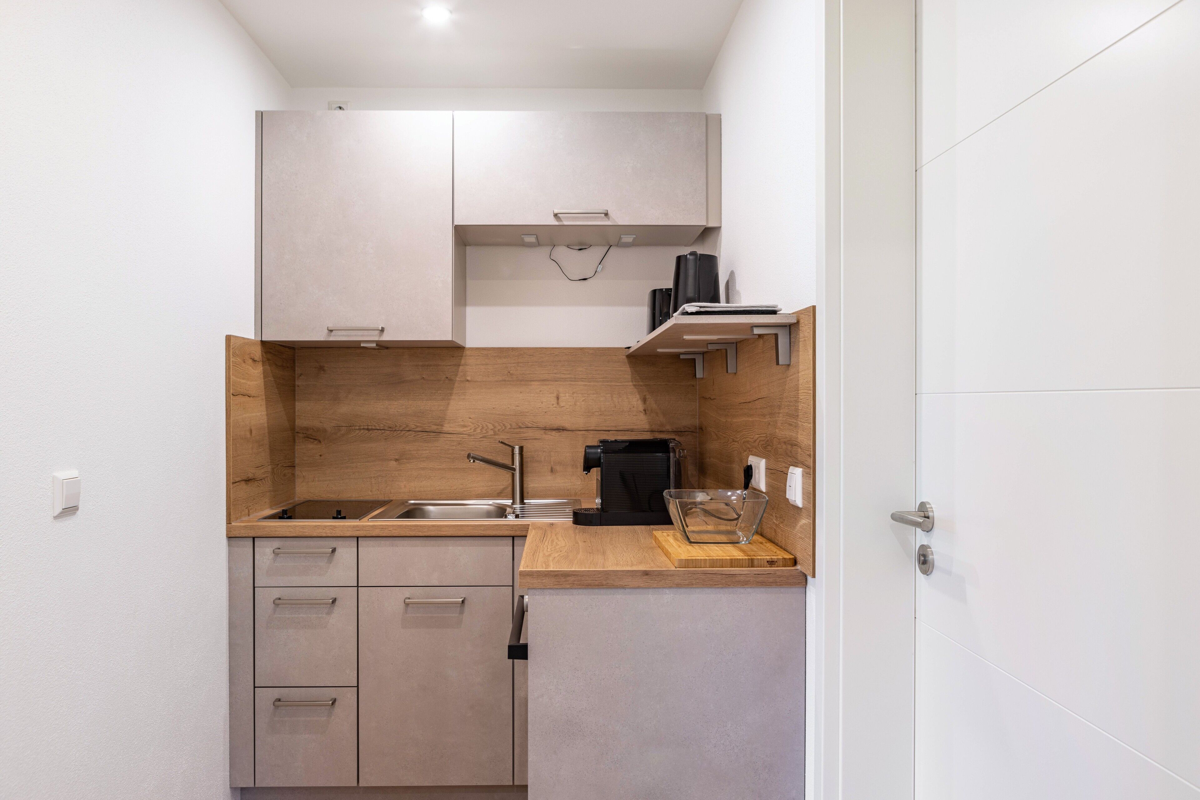 Fridge, oven, stovetop, coffee/tea maker