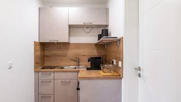 Fridge, oven, stovetop, coffee/tea maker