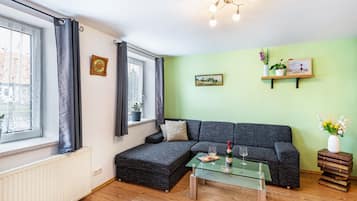 Una televisión, una chimenea, un reproductor estéreo