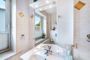 Een douche, handdoeken