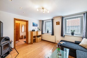Televisie, een open haard en een stereo
