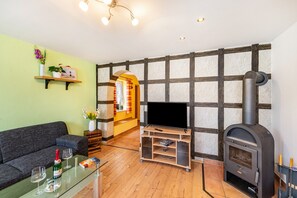 Fernseher, Kamin, Stereoanlage