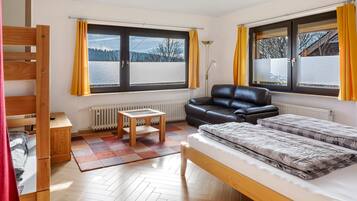 1 habitación, tabla de planchar con plancha, wifi gratis y ropa de cama