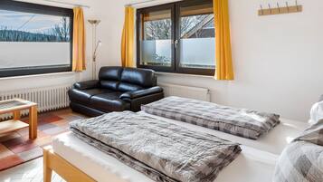 1 habitación, tabla de planchar con plancha, wifi gratis y ropa de cama