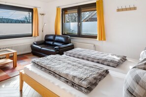 1 bedroom, iron/ironing board, free WiFi, bed sheets - Apartment 'Haus Wintersonne - FeWo Luchs' with Private Terrace, Shared Garden and Wi-Fi (Feldberg)