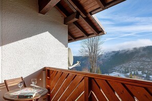 Outdoor dining - Apartment 'Haus Wintersonne - FeWo Auerhahn' with Shared Garden, Balcony and Wi-Fi (Feldberg)